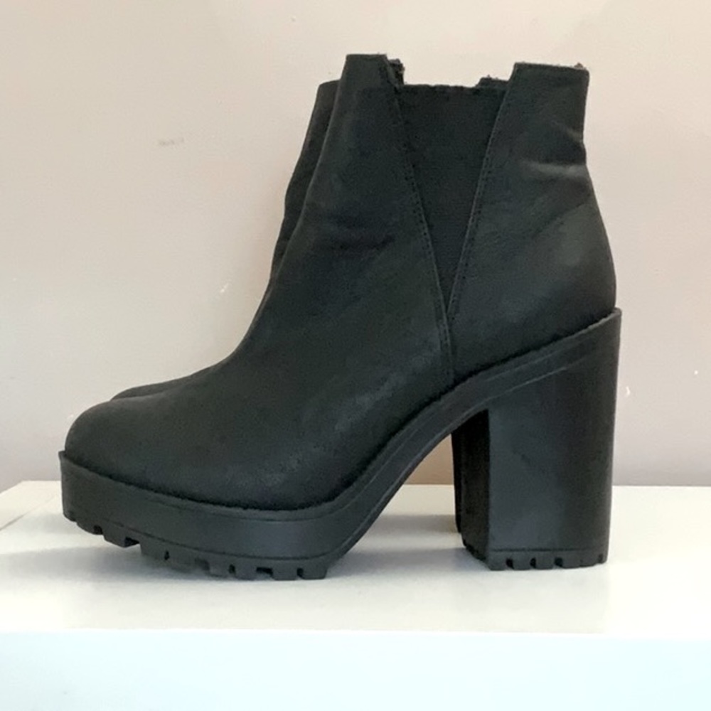 CHUNKY HEEL BOOTIES